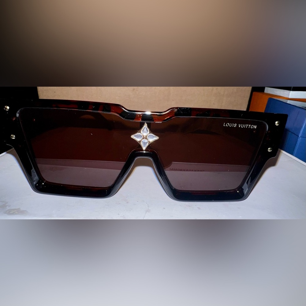 Stylish Tortoiseshell Brown Shield Sunglasses wit… - image 1